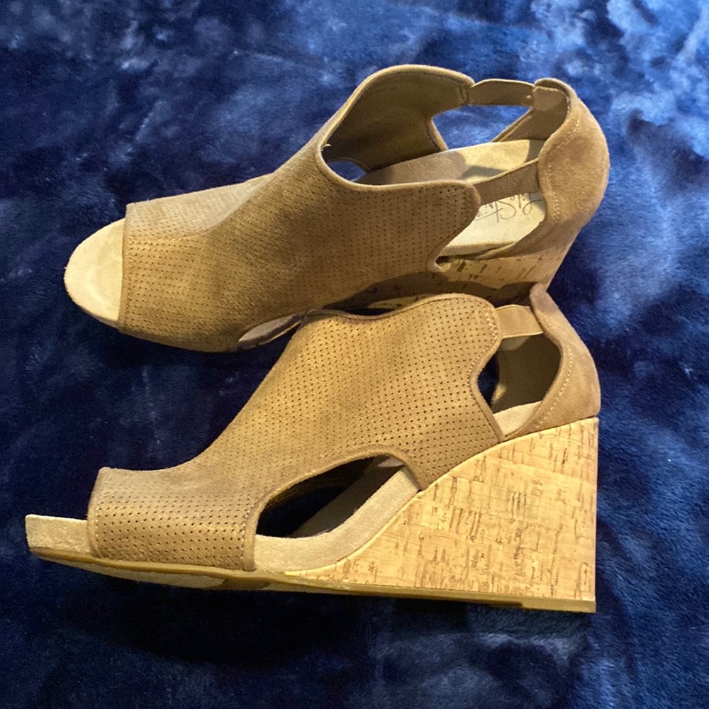 Cute brown open tie wedge heel’s with elastic straps!